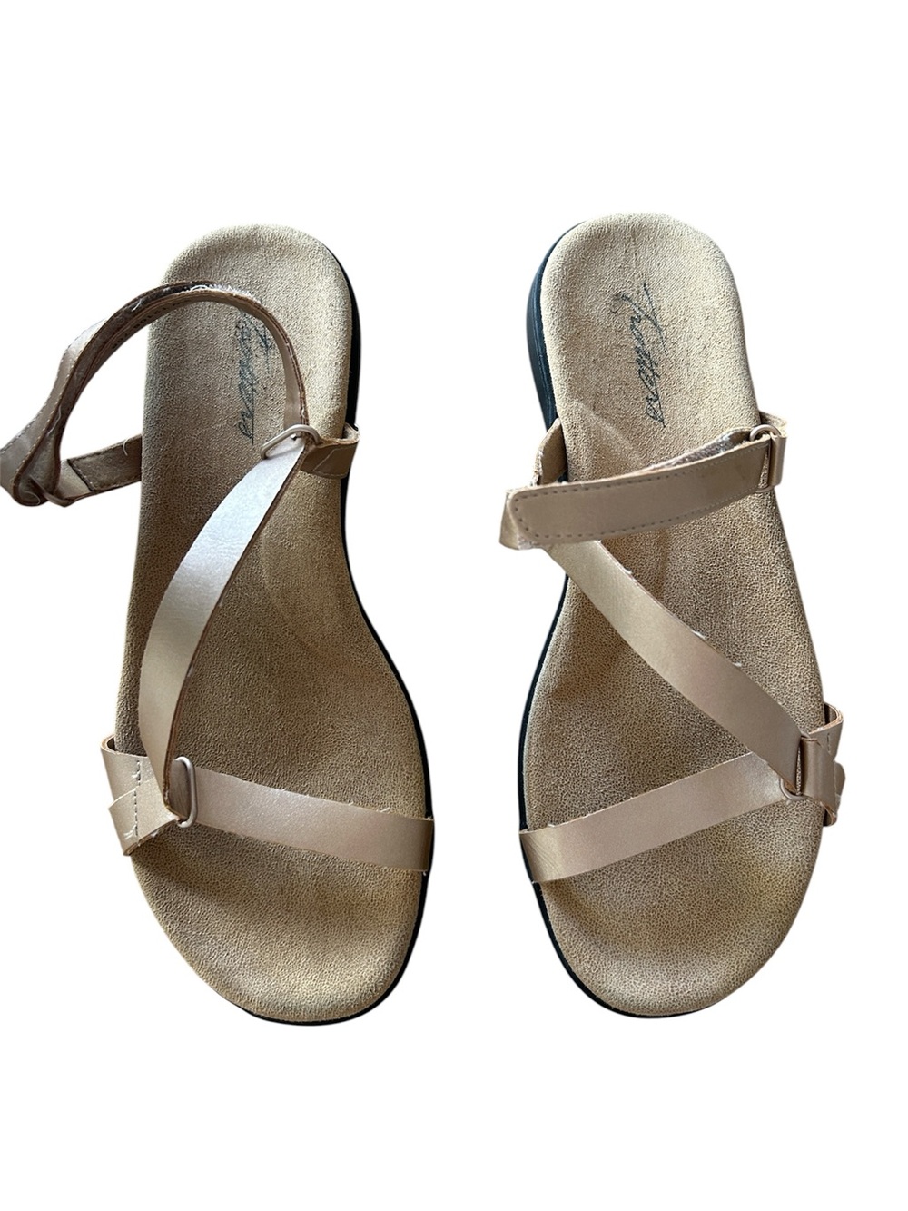 Trotters Raja sandals in a champagne metallic, Size 9W, NWOT Floor display
